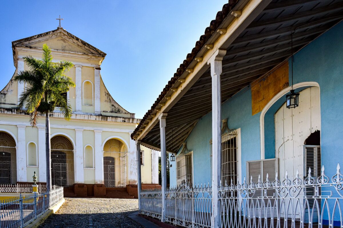 realidad langue coloniale façonne